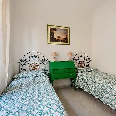 Sirenuse Sleeps 12 Air Con Wifi וילה נראנו