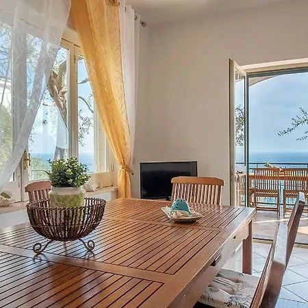 Sirenuse Sleeps 12 Air Con Wifi וילה נראנו