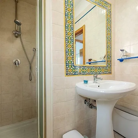וילה Sirenuse Sleeps 12 Air Con Wifi נראנו