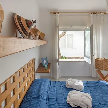 Sirenuse Sleeps 12 Air Con Wifi נראנו