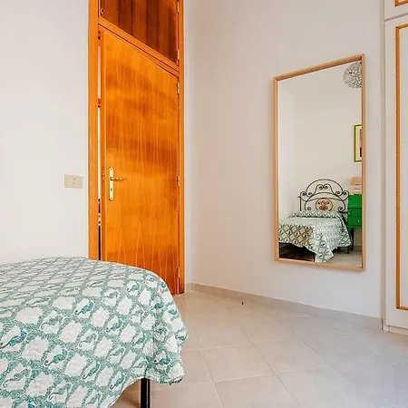 Sirenuse Sleeps 12 Air Con Wifi נראנו